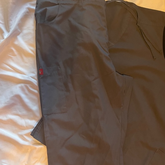 Dickies women gray scrubs 2 short sleeve sets and 1 long sleeve jacket - Picture 4 of 7